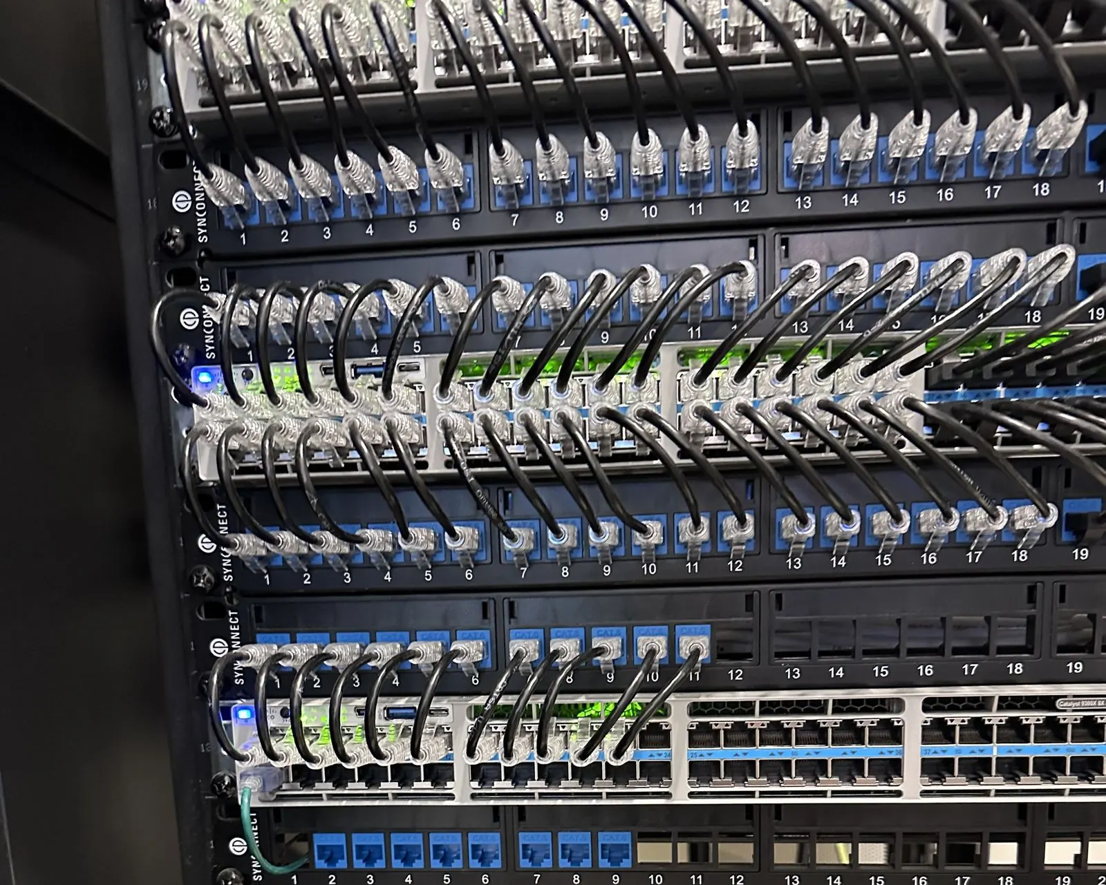 Câblage réseau et fibre optique de deux étages de bureaux, lien par lien