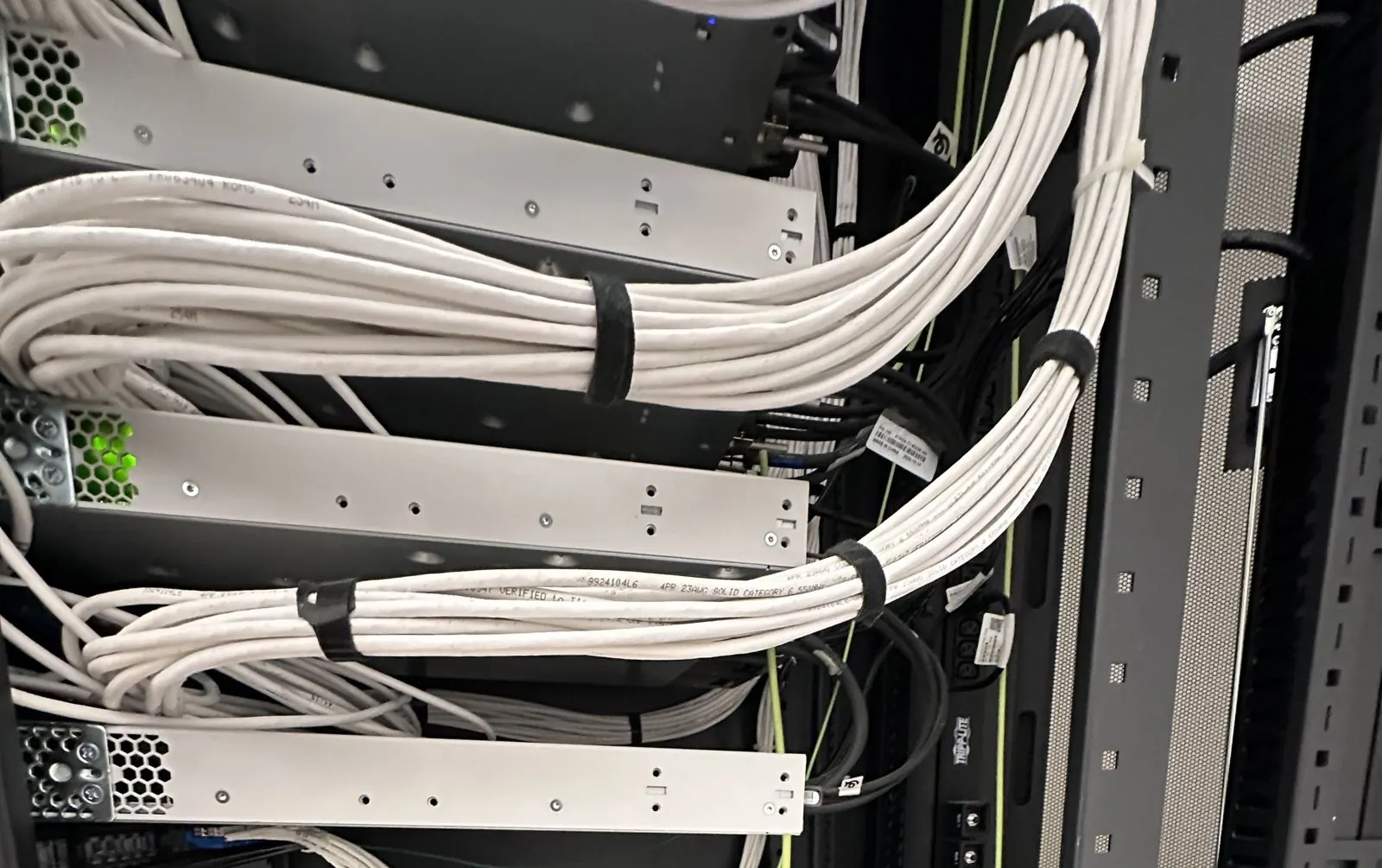 Câblage réseau et fibre optique de deux étages de bureaux, lien par lien — photo 2