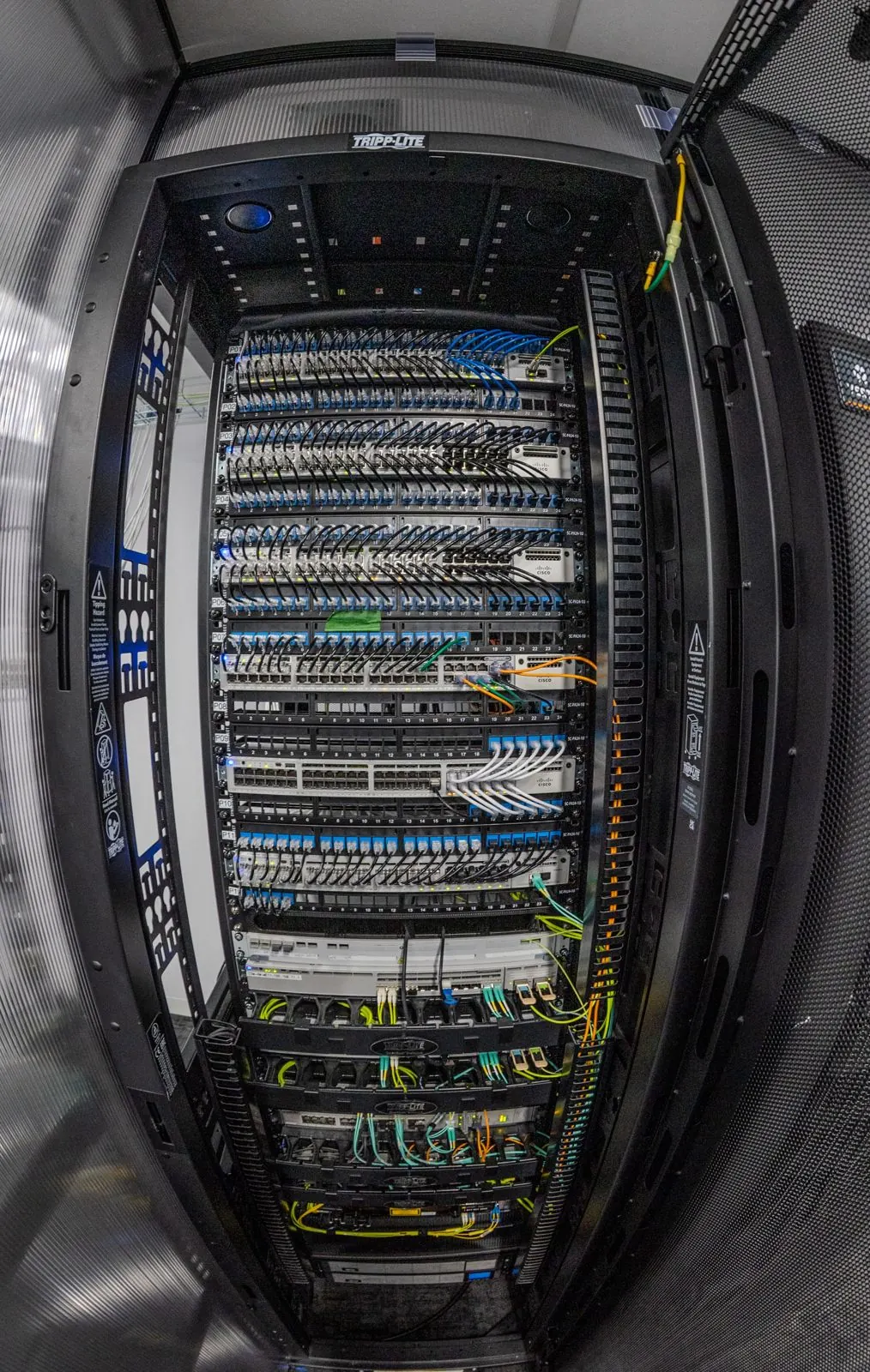 Câblage réseau et fibre optique de deux étages de bureaux, lien par lien — photo 5