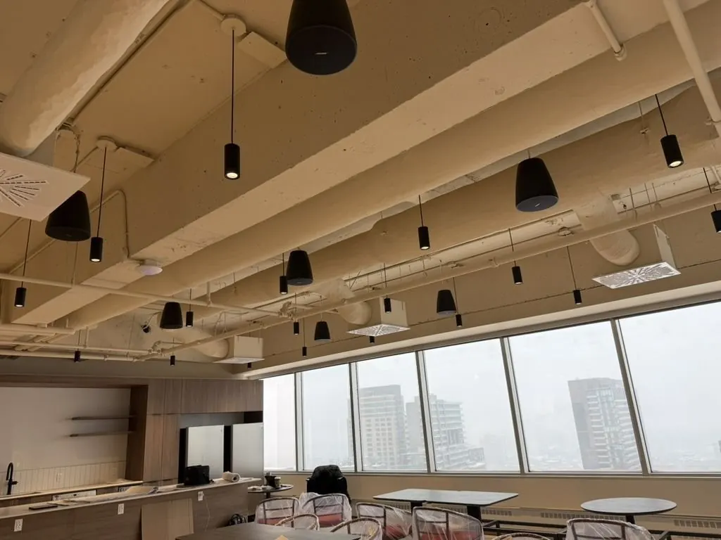 Musique d'ambiance sous un plafond ouvert, dans un cabinet d'avocats