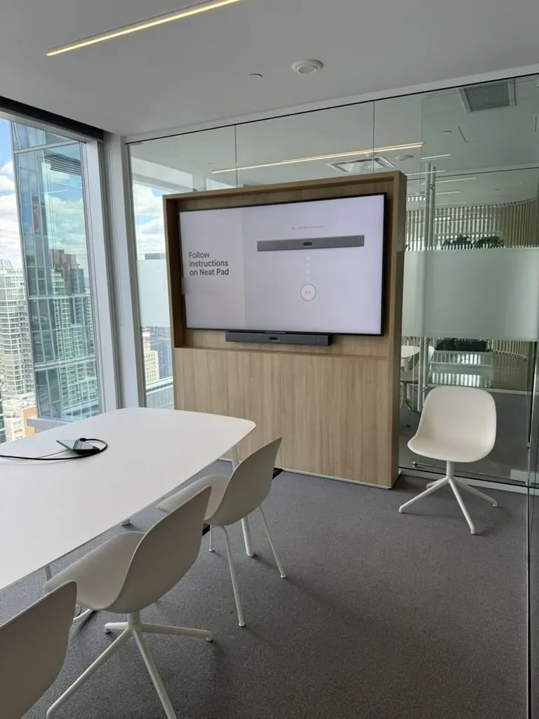 Une salle vitrée sur quatre côtés, équipée sans toucher au verre — photo 5