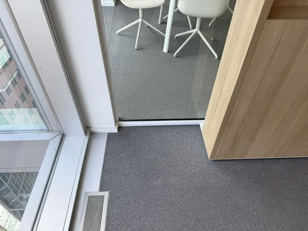 Une salle vitrée sur quatre côtés, équipée sans toucher au verre — photo 7
