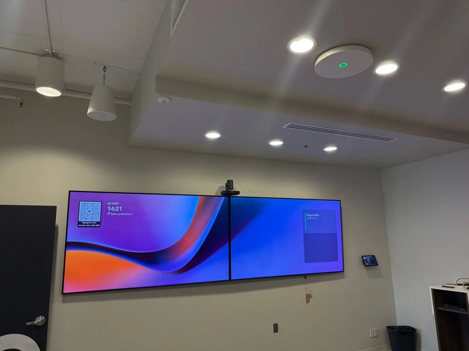 Une grande salle modulable devenue salle Microsoft Teams