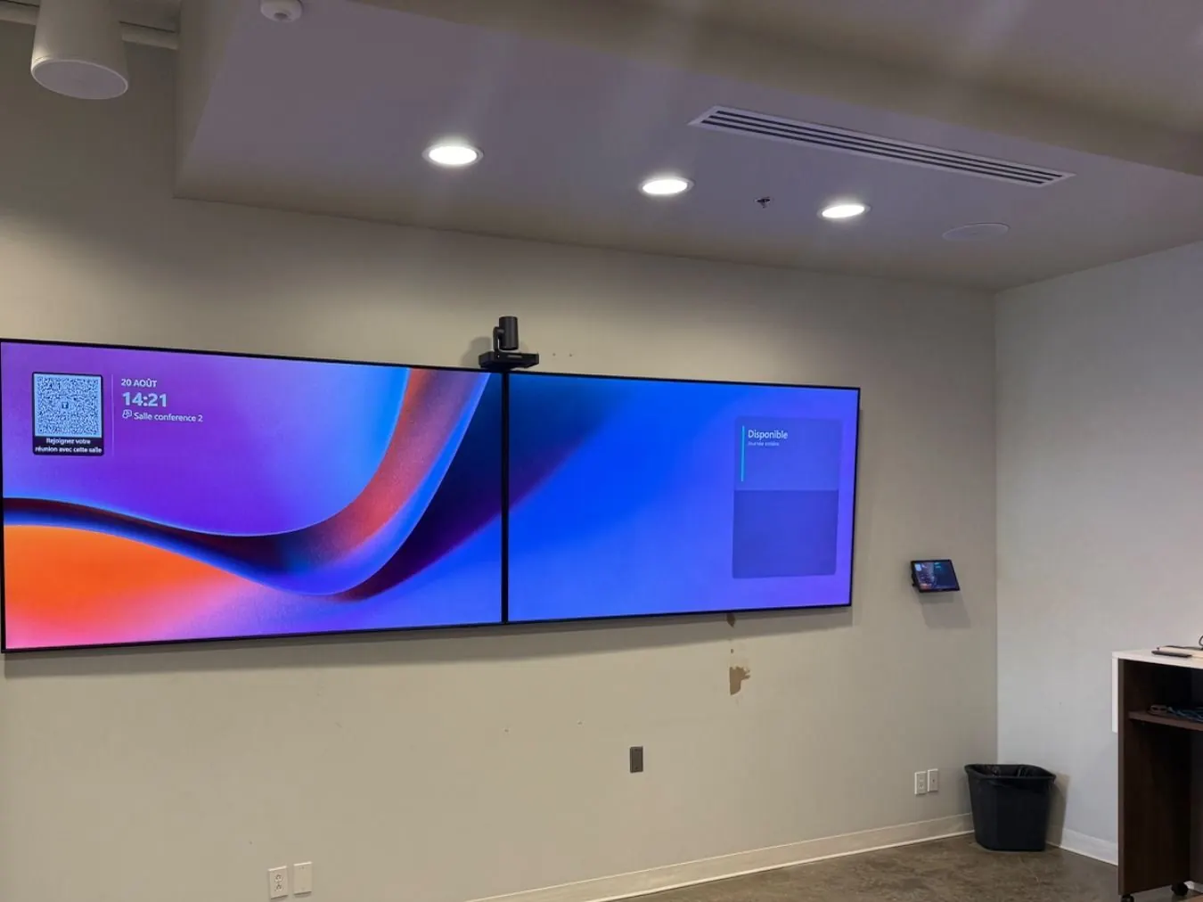 Une grande salle modulable devenue salle Microsoft Teams