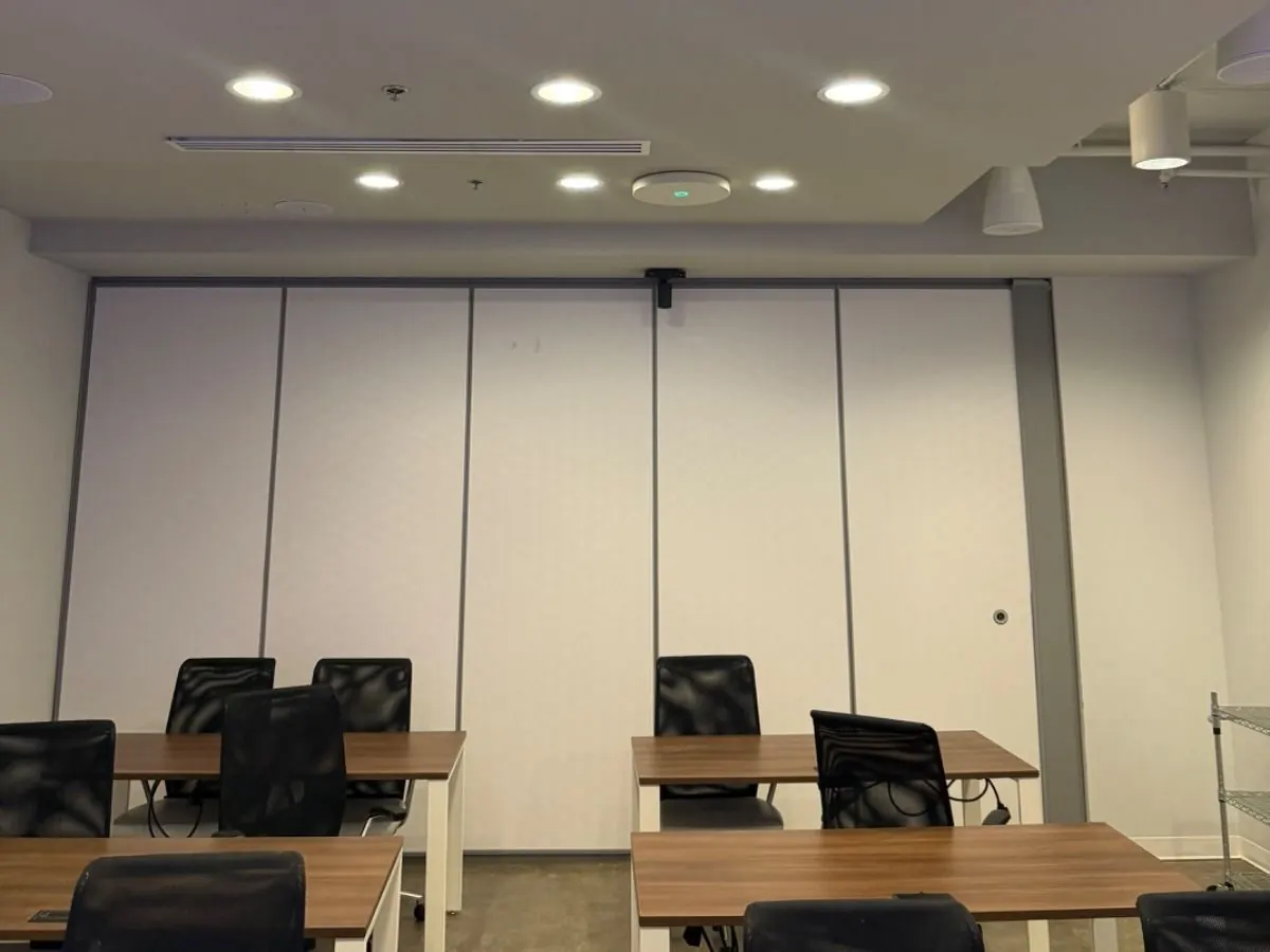 Une grande salle modulable devenue salle Microsoft Teams — photo 3
